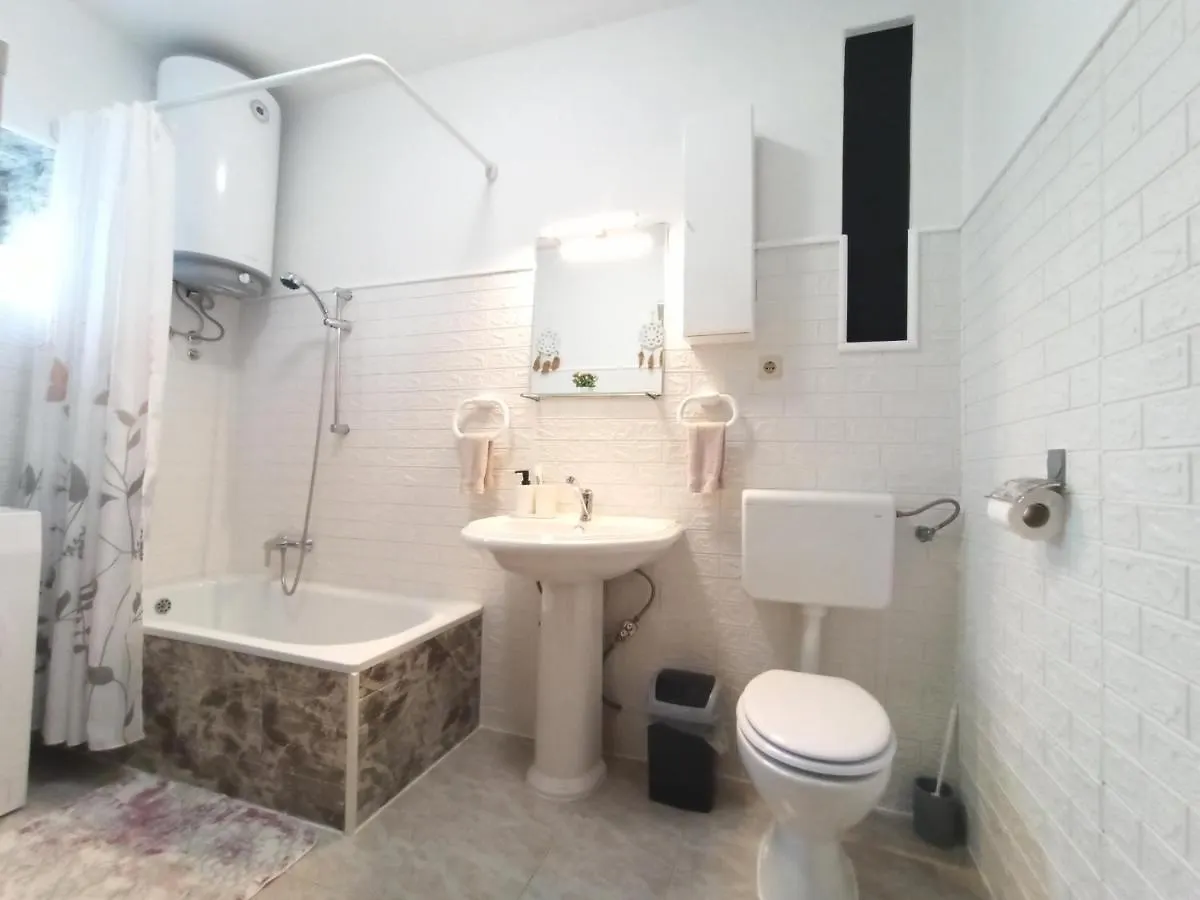 Apartment Dora زادار